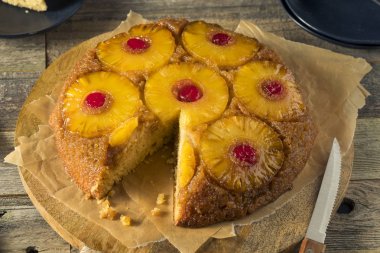 Tatlı ev yapımı ananas pasta aşağı ters