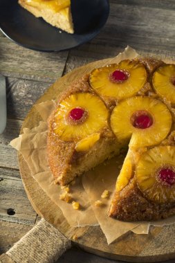 Tatlı ev yapımı ananas pasta aşağı ters
