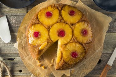 Tatlı ev yapımı ananas pasta aşağı ters