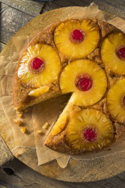 Tatlı ev yapımı ananas pasta aşağı ters