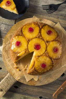 Tatlı ev yapımı ananas pasta aşağı ters