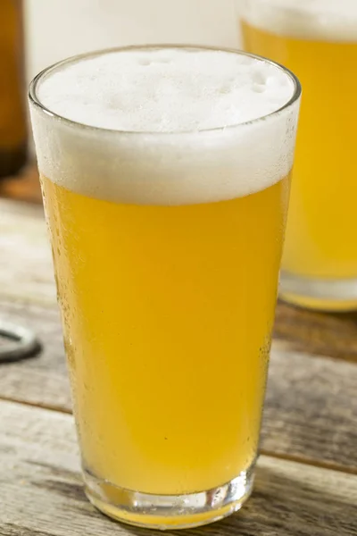 Lekkie, orzeźwiające piwo lato — Zdjęcie stockowe