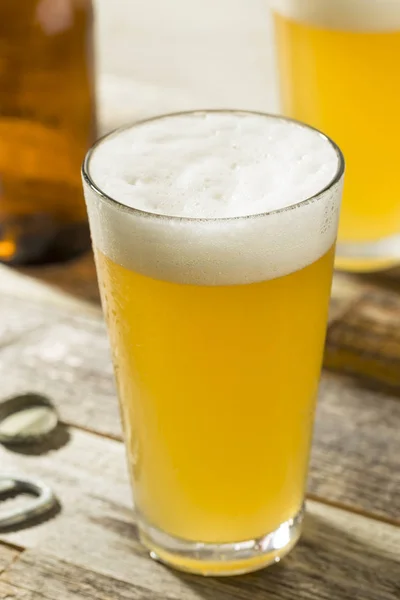 Light refrescante cerveja artesanal de verão — Fotografia de Stock