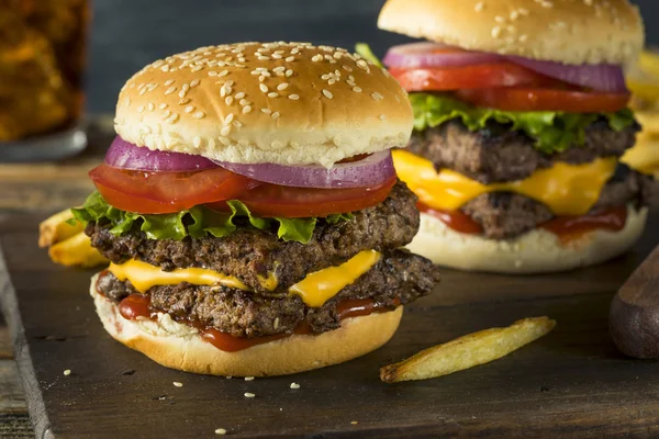 Zelfgemaakte vierkante rundvlees Cheeseburger — Stockfoto