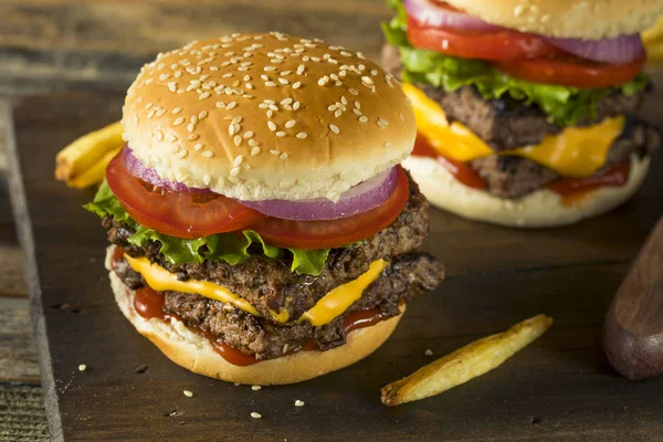 Zelfgemaakte vierkante rundvlees Cheeseburger — Stockfoto