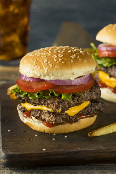 Zelfgemaakte vierkante rundvlees Cheeseburger — Stockfoto