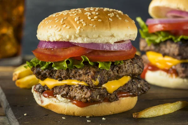 Hausgemachter quadratischer Rindfleisch-Cheeseburger — Stockfoto