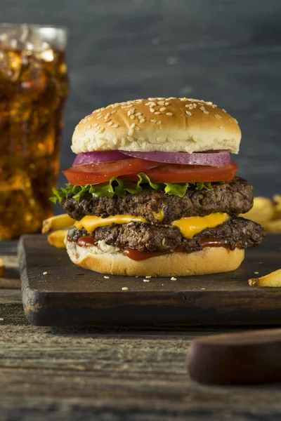 Cheeseburger domowe kwadratowych wołowiny — Zdjęcie stockowe