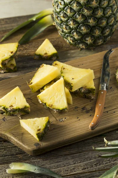 Ruwe geel organische Hawaiian Pineapple — Stockfoto