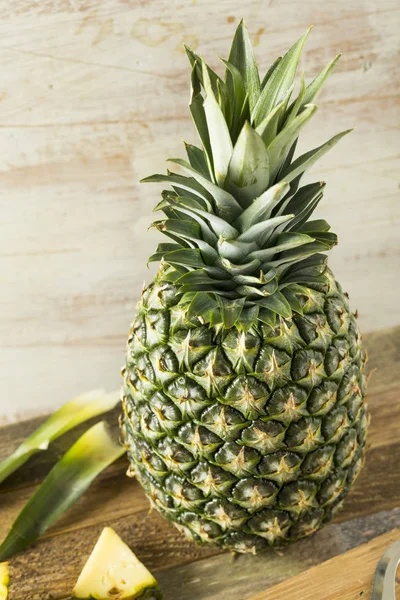 Rohe gelbe hawaiianische Bio-Ananas — Stockfoto