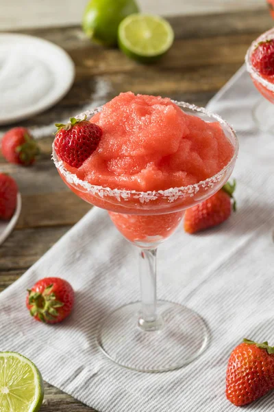 Домашняя Red Frozen Strawberry Margarita — стоковое фото
