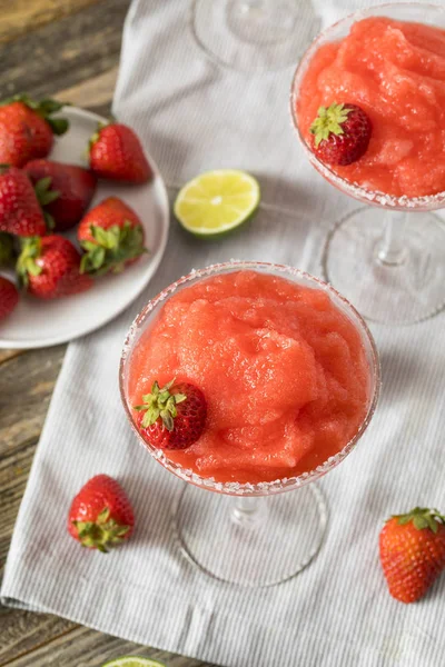 Margarita de fresa congelada roja casera —  Fotos de Stock