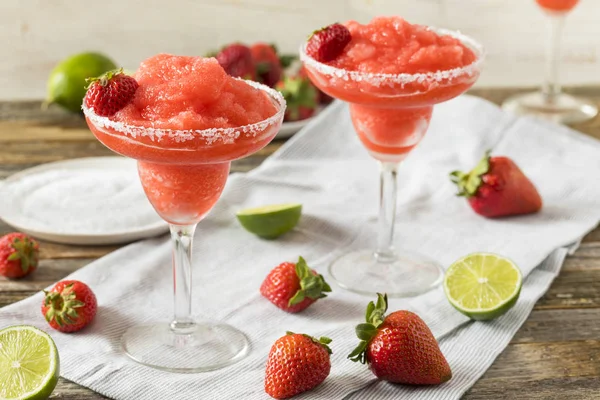 Margarita aux fraises rouges congelées maison — Photo