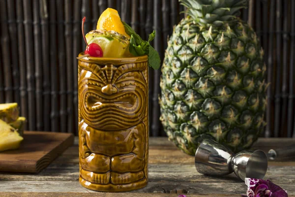 Verfrissend koude Tiki Drink Cocktails — Stockfoto