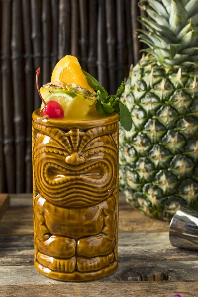 Verfrissend koude Tiki Drink Cocktails — Stockfoto