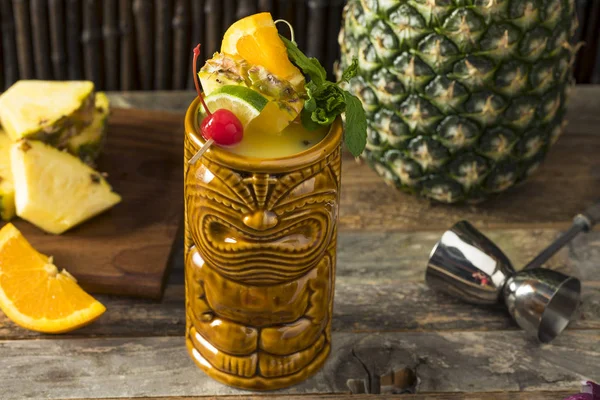 Verfrissend koude Tiki Drink Cocktails — Stockfoto