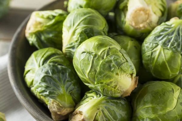 Rauwe biologische groene Brussel spruitjes — Stockfoto