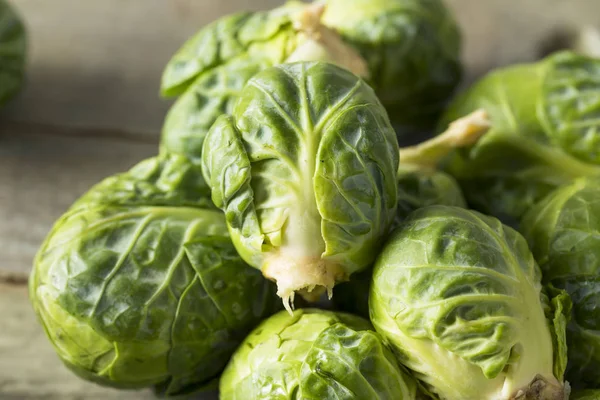 Raw Organic Green Brussel Sprouts — Stock Photo, Image