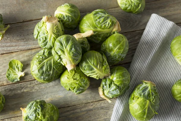 Raw Organic Green Brussel Sprouts — Stock Photo, Image