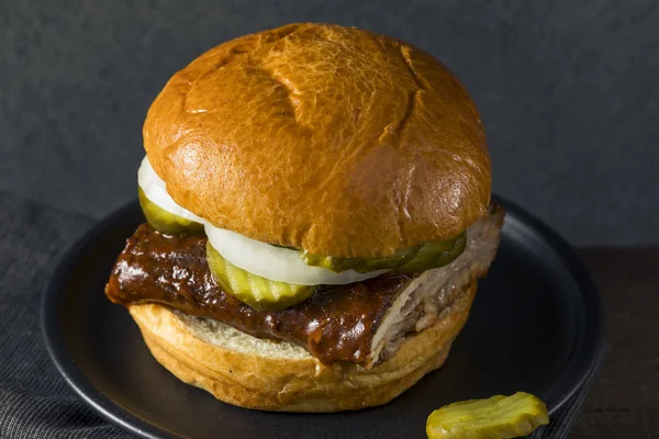 Fatto in casa affumicato barbecue costola Sandwich — Foto Stock