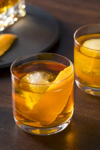 Hausgemachter alkoholischer altmodischer Cocktail — Stockfoto