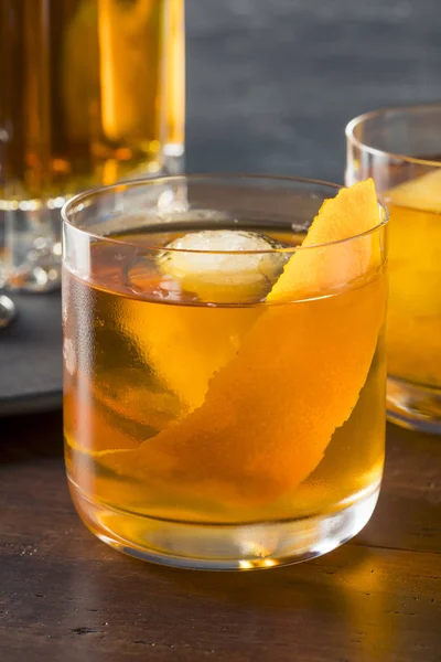 Hjemmelaget, gammeldags cocktail – stockfoto