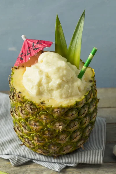 Cóctel de Pina Colada Congelada en una Piña — Foto de Stock