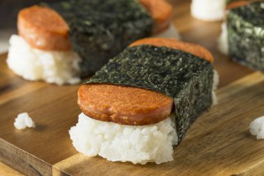 Ev yapımı sağlıklı Musubi pirinç ve etli sandviç