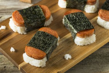 Ev yapımı sağlıklı Musubi pirinç ve etli sandviç