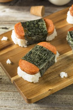 Ev yapımı sağlıklı Musubi pirinç ve etli sandviç