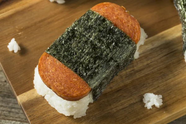 Hausgemachter gesunder Musubi-Reis und Fleisch-Sandwich — Stockfoto