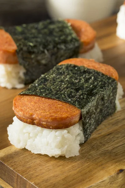 Hausgemachter gesunder Musubi-Reis und Fleisch-Sandwich — Stockfoto