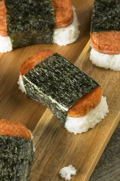 Hausgemachter gesunder Musubi-Reis und Fleisch-Sandwich — Stockfoto