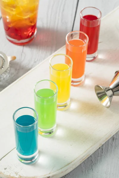 Kleurrijke alcoholische Rainbow Shots — Stockfoto