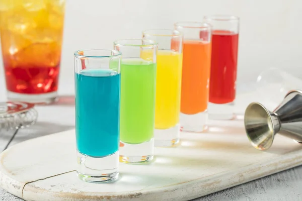 Kleurrijke alcoholische Rainbow Shots — Stockfoto