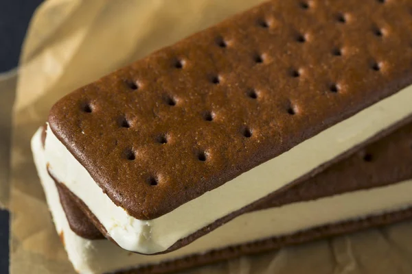 Сладкий сэндвич с шоколадом и ванильным мороженым — стоковое фото