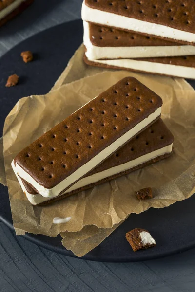 Sanduíche de chocolate doce e sorvete de baunilha — Fotografia de Stock