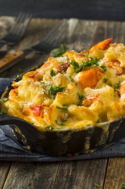 Ev yapımı ıstakoz makarna ve peynir
