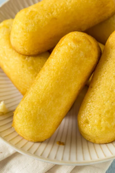 甜甜黄颜色的海绵蛋糕 — 图库照片