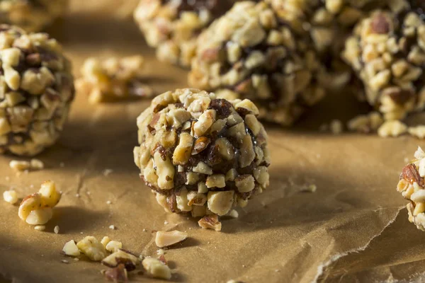 Rohe hausgemachte gesunde glutenfreie Dattelbisse — Stockfoto