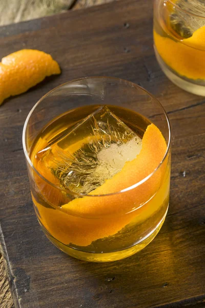 Cocktail al whisky borbonico alla moda vecchio alcolizzato freddo — Foto Stock