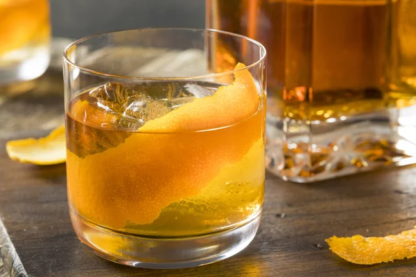 Cocktail au whisky bourbon à l'ancienne alcoolique froid — Photo