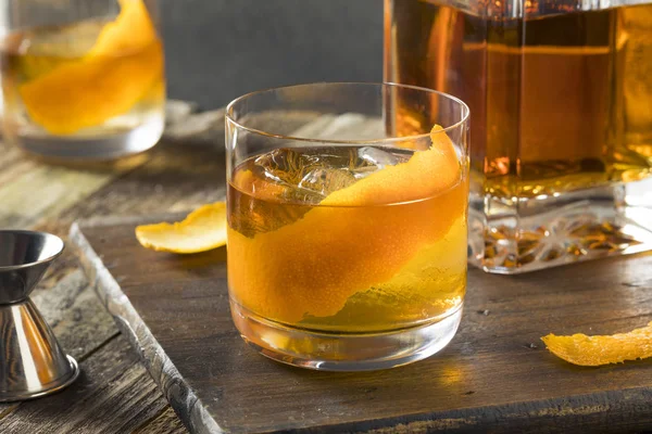 Koude ouderwetse alcoholische Bourbon Whiskey Cocktail — Stockfoto