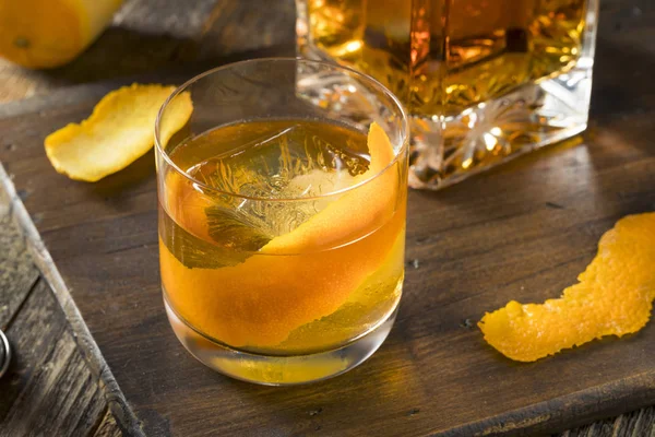 Cocktail de uísque Bourbon à moda antiga alcoólico frio — Fotografia de Stock