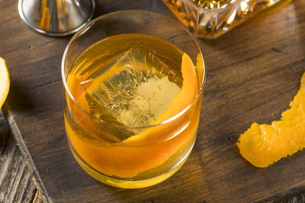 Cocktail al whisky borbonico alla moda vecchio alcolizzato freddo — Foto Stock