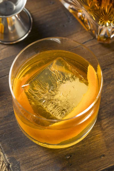 Kalla gammaldags alkoholhaltiga Bourbon Whiskey Cocktail — Stockfoto