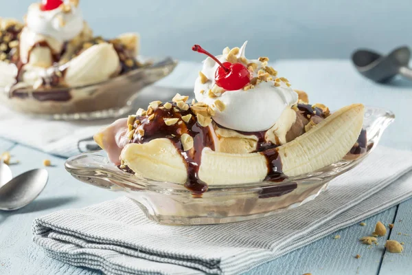 Süßer hausgemachter Banana Split Eisbecher — Stockfoto