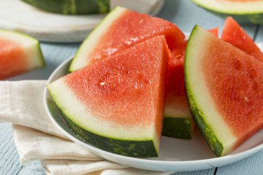 Ham organik kırmızı ve yeşil karpuz