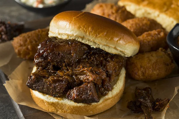 Langsom røykt brunhet Burnt Ends Sandwich – stockfoto