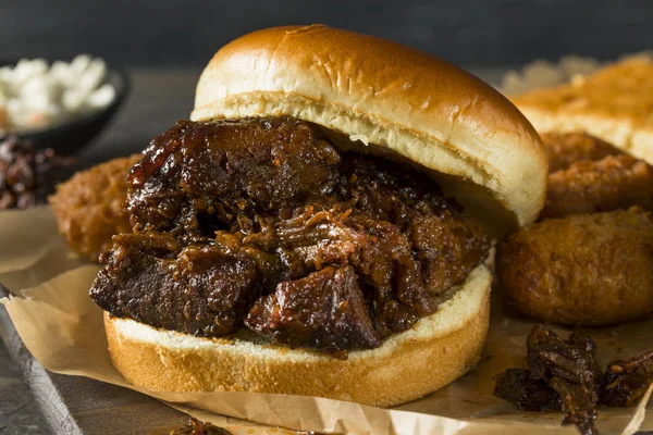 Slow Smoked Brisket Burnt se termină Sandwich — Fotografie, imagine de stoc